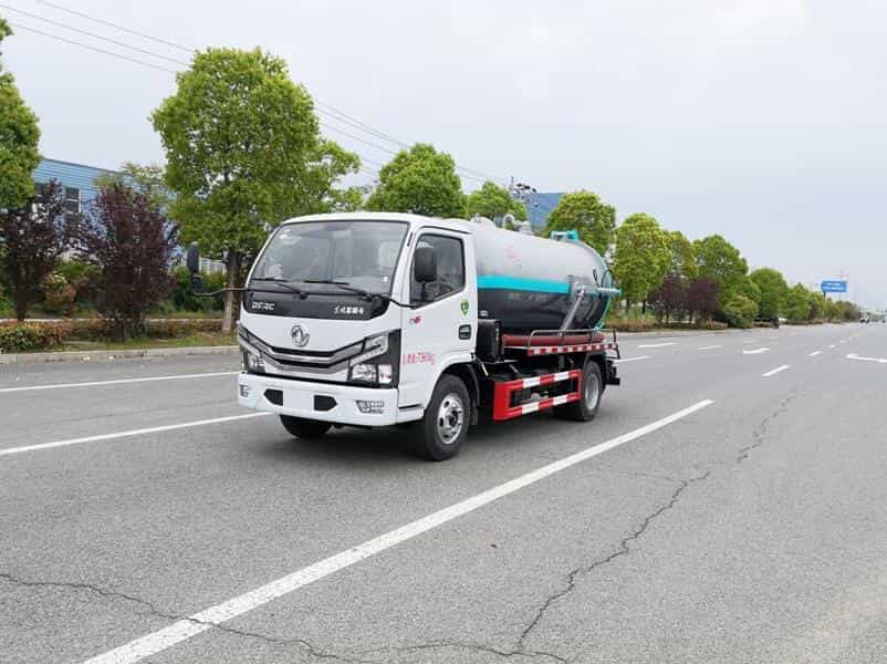 东风多利卡4方吸污车