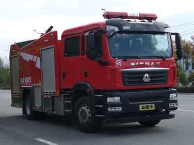 重汽汕德卡7吨泡沫消防车