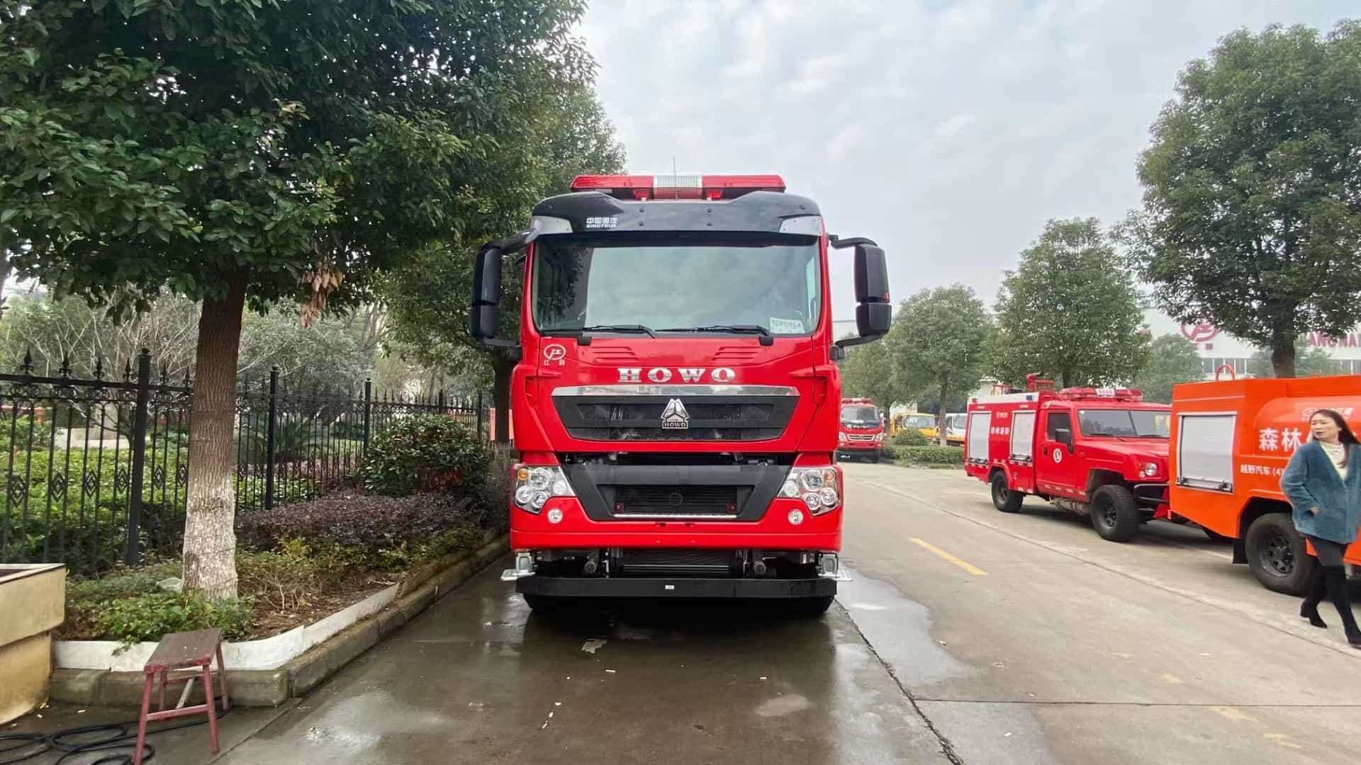 重汽豪沃18吨泡沫消防车