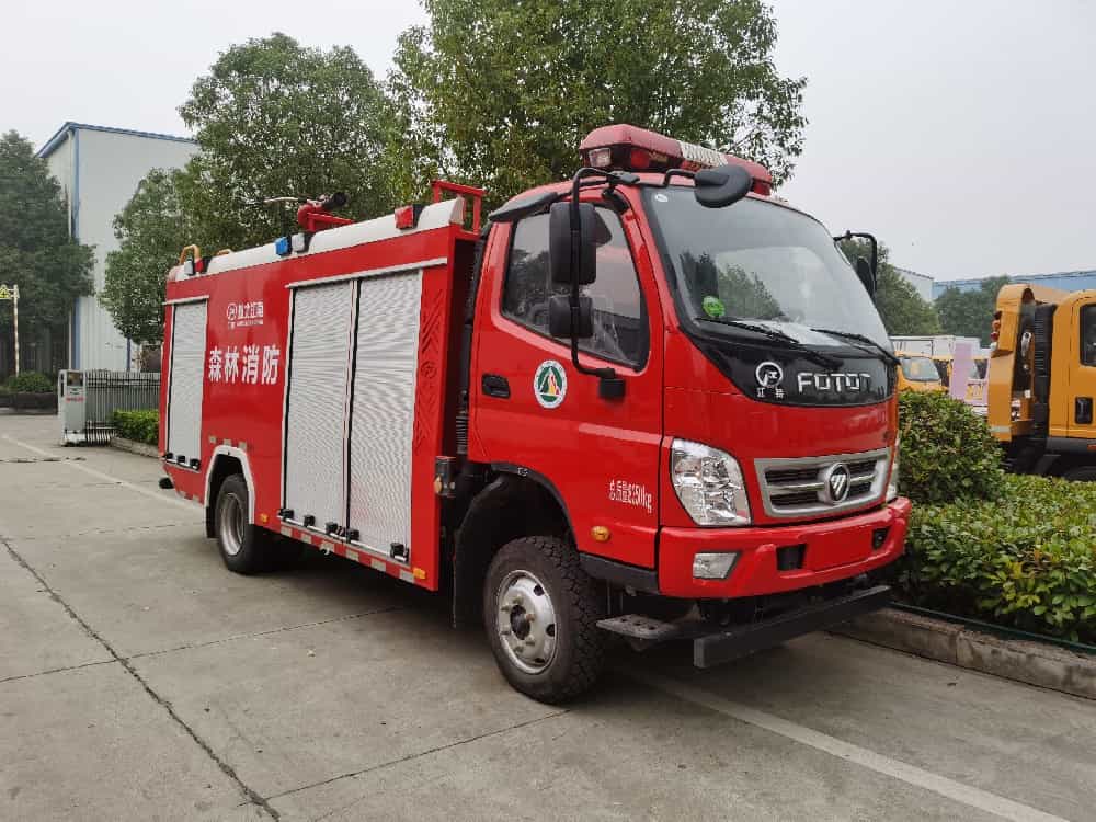 福田四驱2.5吨水罐消防车